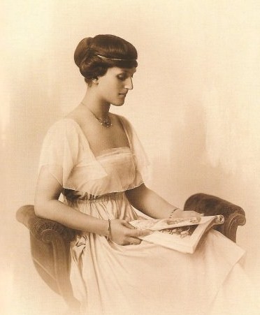 Aspasia Manos