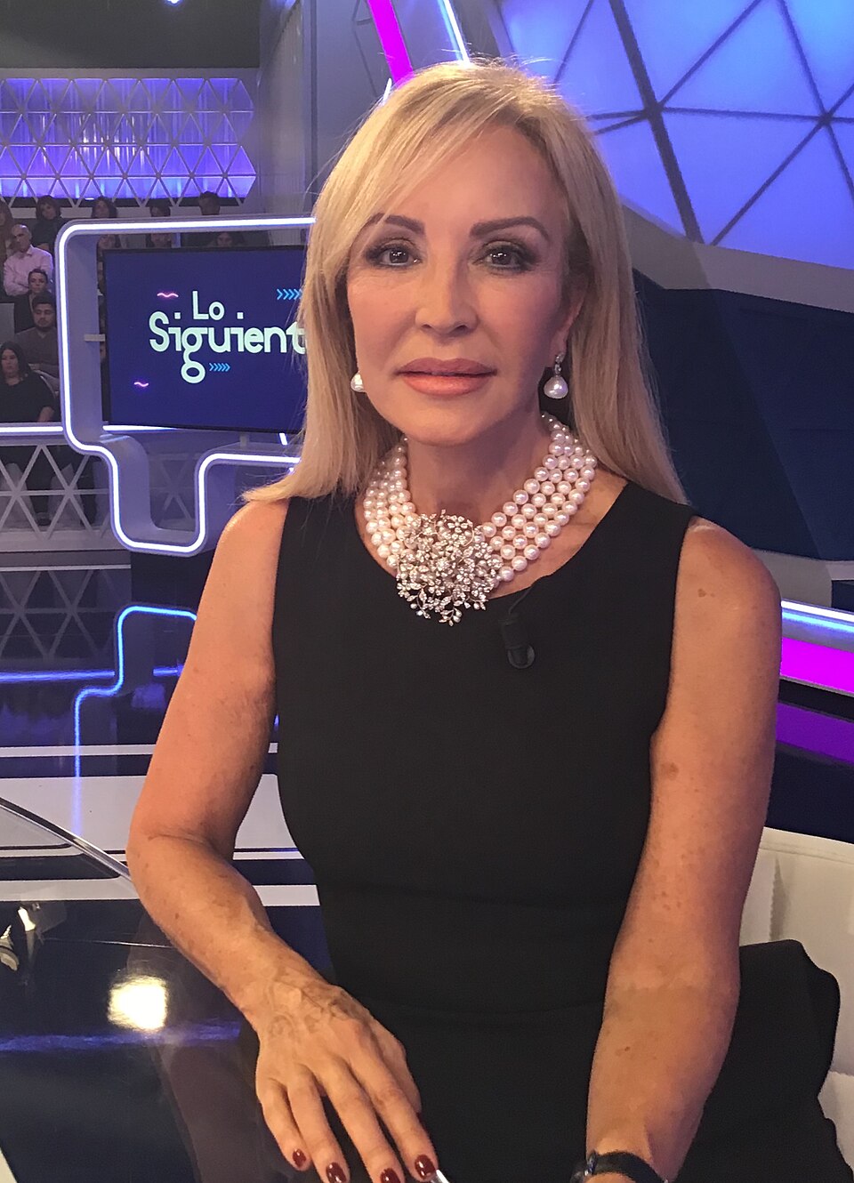 Carmen Lomana