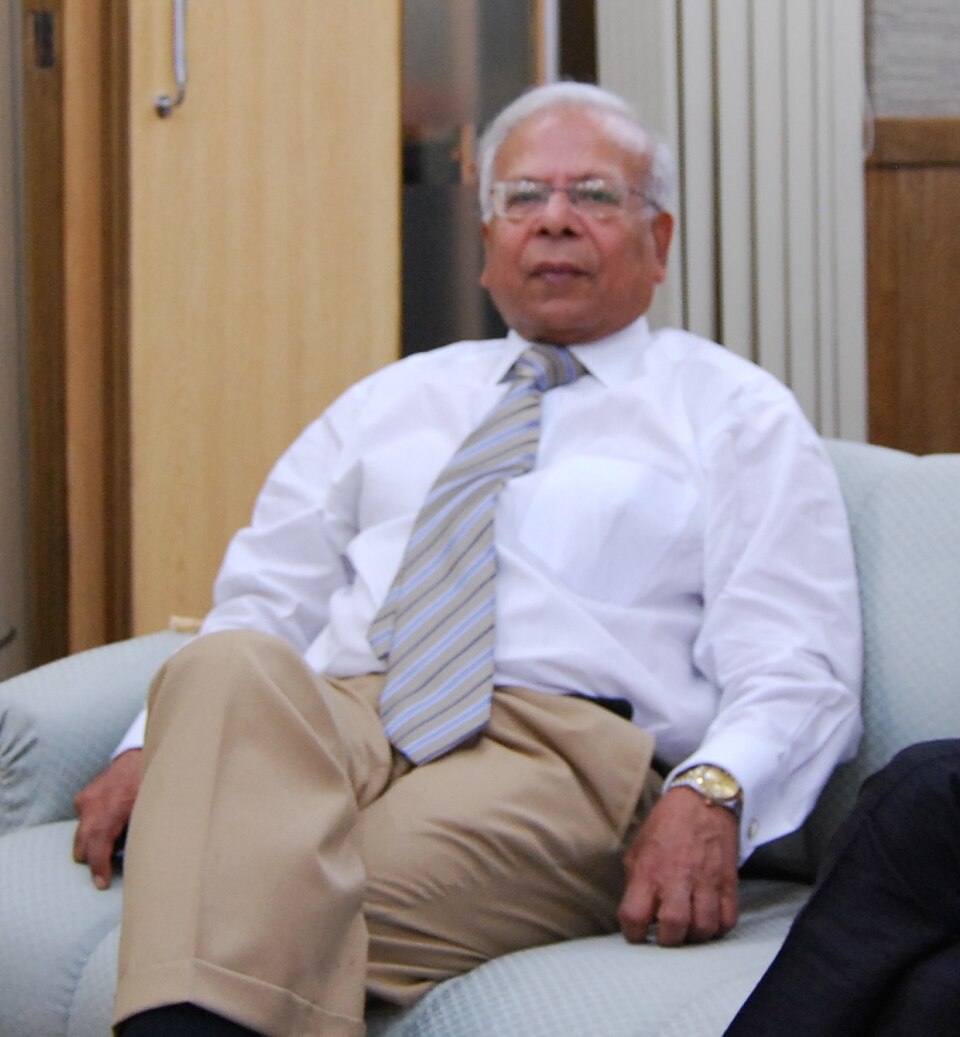 Dr Ishrat Husain