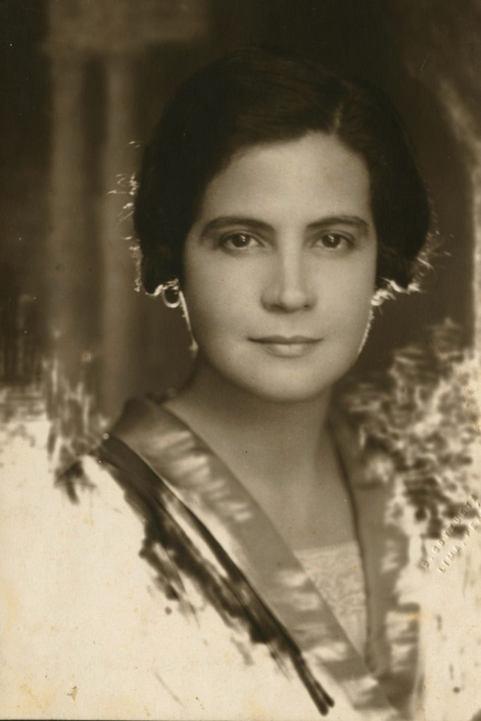 Elena De Izcue